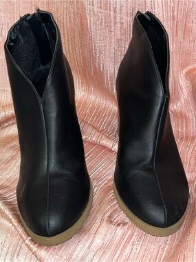 Serra Bootie Womens Size 10 Black Ankle Boot Solid Almond Toe Block Heel Zip